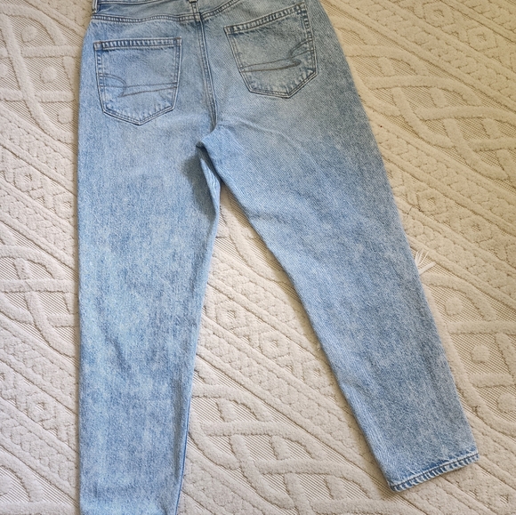 AMERICAN EAGLE MOM JEANS LIGHT WASH - Picture 12 of 16